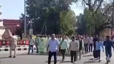 ସମ୍ବଲପୁର ମ୍ୟୁନିସିପାଲଟି: ଧାନ ବିକ୍ରି ଅବ୍ୟବସ୍ଥା ଓ କମ୍ପାନୀ ରେ ସ୍ଥାୟୀ ନିଯୁକ୍ତି ଦାବୀ ନେଇ ସମ୍ବଲପୁରରେ ବିଜେଡି ରାଲି ପରେ ଦାବି ପତ୍ର ପ୍ରଦାନ