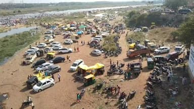 ಹರಿಹರ: ಹರಿಹರದ ತುಂಗಭದ್ರ ನದಿಯಲ್ಲಿ ಗಿಲ್ಲಿಯ ಅಲೆ: ವೋಟ್ ಮಾಡಿ ಎಂದು ಜನರ ಬಳಿ ಅಭಿಮಾನಿಗಳ ಮನವಿ