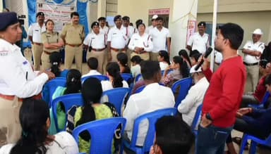 ದಾವಣಗೆರೆ: ಅಪ್ರಾಪ್ತರು ಚಲಾಯಿಸಿದ್ದ 60ಕ್ಕೂ ಅಧಿಕ ಬೈಕ್ಗಳ ವಶ: ನಗರದಲ್ಲಿ ಪೊಲೀಸರಿಂದ ಅರಿವು ಕಾರ್ಯಾಗಾರ