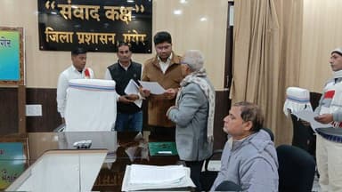 जनता के दरबार में जिलाधिकारी कार्यक्रम के तहत जन सुनवाई का कार्यक्रम आज समाहरणालय संवाद कक्ष में डीएम निखिल धनराज की अध्...