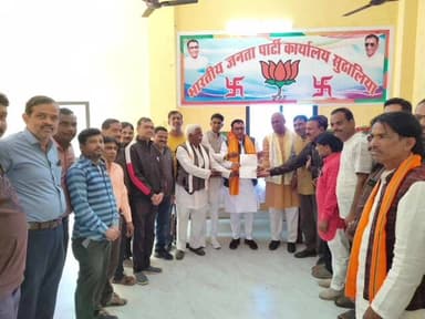 सुठालिया: भाजपा विधायक कार्यालय में राज्यमंत्री नारायणसिंह पवार कार्यकर्ताओं से मिले, विधायक निधि पर हुई चर्चा