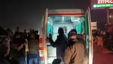 #चंन्दौली: सीएम योगी आदित्यनाथ के आगमन से पहले SHO लिखी पुलिस के वाहन से दबा साईकिल सवार, ट्रामा सेंटर हुआ रेफर #Chandau...