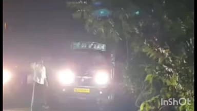 താമരശ്ശേരി: താമരശ്ശേരി ചുരത്തിൽ ഓടിക്കൊണ്ടിരുന്ന പിക്കപ്പിന് മുകളിലേക്ക് മരം ഒടിഞ്ഞു വീണു