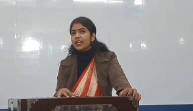 संगीत के माध्यम से महिला शिक्षिका बच्चों को पढ़ा रही है गीता।
#geeta #shrimad #bhagwat #geeta