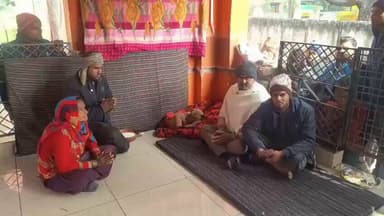 #बिजनौर 4 दिन तक देवी-देवताओं की परिक्रमा करने वाला “कुत्ता महाराज” अब पूज्यनीय बन चुका है 🙏
थककर बैठा तो
भक्तगण खाने-पी...