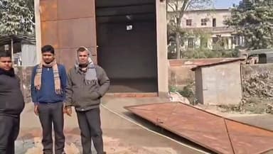 अमौर: अमौर - पशु चिकित्सालय में बने शेड का गेट डॉक्टर के ऊपर गिरा, बाल-बाल बचे डॉ। उन्होंने कहा- एक हफ्ता भी नहीं हुआ शेड बने