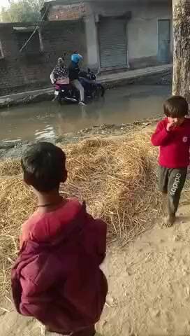 गादी गांव में चतरो बाजार से मिर्जागंज मुख मार्ग को जोड़ने वाले रोड का ये हाल है कि आए दिन गिर कर स्वस्थ केंद जा रहे हैं