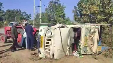 बोलबा: बोलबा प्रखंड मुख्यालय स्थित शंख नदी के पास पिकअप वाहन दुर्घटनाग्रस्त