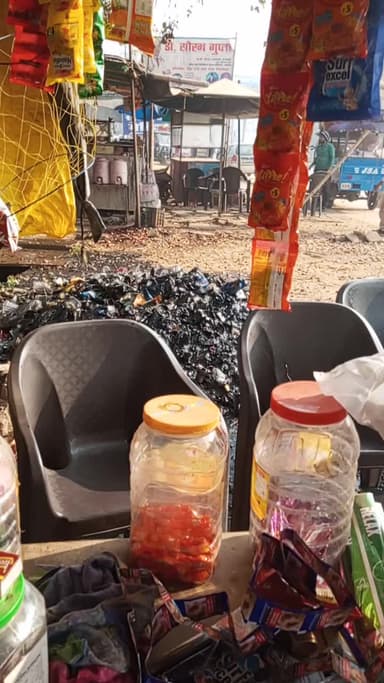 sir ye medical College gate number 1 ke samne ka he Puri dukan bnd kr di gandgi se sir so please DM sir is pr action le