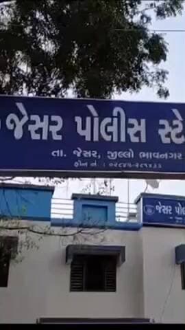 જેસર: જેસરમાં પવિત્ર સંઘના પડાવે નશાખોર યુવકોને પોલીસે જાહેરમાં પાઠ ભણાવ્યો
