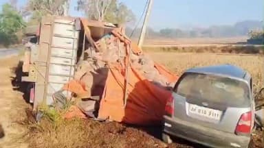 चैनपुर: चैनपुर में मोबाइल पर बात करते हुए ड्राइविंग करना पड़ा भारी, कार-ट्रक टक्कर में कार चालक की मौके पर मौत