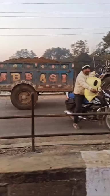 महिदपुर में बेधड़क प्रशासन की नाक के नीचे बेशकीमती पीली मिट्टी खनिज की हो रही अवैध तस्करी/ शासन को हो रहा करोड़ो का राज...