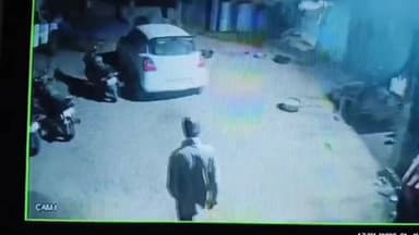 शामगढ़: खींची का खेड़ा गांव में अज्ञात चोरों ने रात 2 बजे दो बाइक चुराई, चोरी की घटना सीसीटीवी में कैद