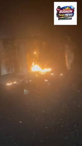 बदायूं जिले के चंदौसी बिसौली हाईवे पर गांव मुंडिया धुरेकी के पास #कोहरे के कारण एक ट्रक पलट गया और उसमें आग लग गई।