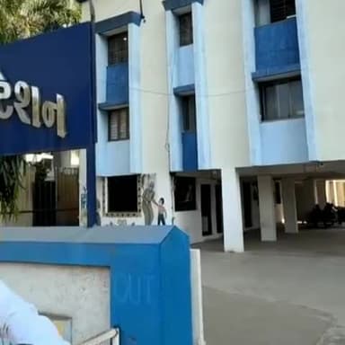 રાજકોટ પશ્ચિમ: પોલીસને ખુલ્લો પડકાર!ગાંધીગ્રામ પોલીસ સ્ટેશનમાં અસામાજિક તત્વો દ્વારા સોડા બોટલના ઘા કરાયા