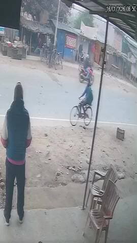 सीतामढ़ी जिले के पुपरी में तेज रफ्तार पिकअप की टक्कर से 7वीं के छात्र की मौत हो गई. हादसे के बाद शव के