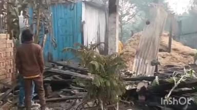 विद्यापति नगर: विद्यापतिनगर में बिजली के शॉर्ट सर्किट से भीषण आग, तीन घर खाक, चार मवेशियों की दर्दनाक मौत