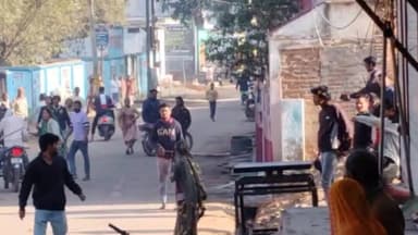 लिधौरा: लिधौरा में जनरेटर विवाद में खूनी संघर्ष, लाठी-डंडे चले, मारपीट का वीडियो वायरल