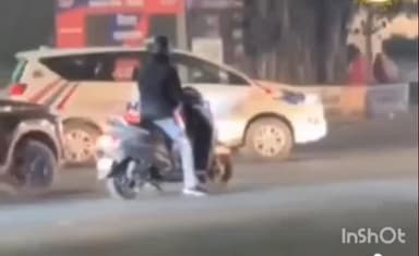 *हिसार :-
आईजी ऑफिस के सामने कार सवारों की गुंडागर्दी,गाड़ी जांच कर रहे पुलिसकर्मी को लटकाकर साथ ले गए गाड़ी सवार #hary...