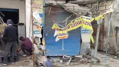 थानेसर: कुरुक्षेत्र में ट्रक ने NH-44 की ग्रिल तोड़ खड़ी कार को मारी टक्कर, 2 दुकानों में घुसा, चालक घायल