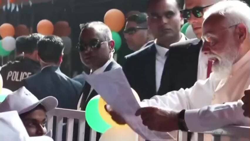 माननीय प्रधानमंत्री श्री @narendramodi जी ने पश्चिम बंगाल के मालदा टाउन रेलवे स्टेशन पर देश की पहली #VandeBharatSleeper में राष्ट्र के नौनिहालों से स्नेहिल संवाद किया।
#PurvodayaByRail