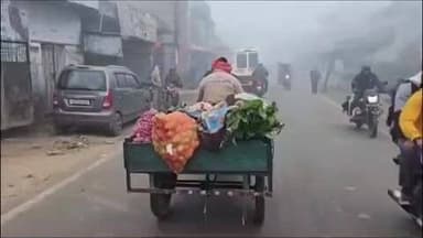 खुर्जा: खुर्जा में पुलिस की जैकेट पहनकर सब्जी बेचने जा रहे युवक का वीडियो सोशल मीडिया पर हुआ वायरल