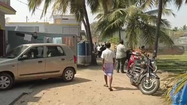 நாட்றாம்பள்ளி: ராமகிருஷ்ணாதெரு பகுதியில் வீட்டின் பூட்டை உடைத்து 12 சவரன் தங்கநகை 250 கிராம் வெள்ளி ₹ 20000 பணத்தை கொள்ளை அடித்து சென்ற மர்ம நபர்கள்