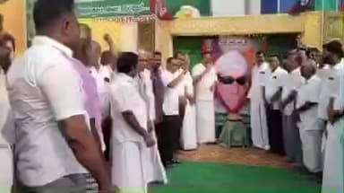 பல்லடம்: பல்லடம் பேருந்து நிலையம் முன்பாக எம்.ஜி.ஆர். பிறந்தநாள் விழாவை முன்னிட்டு அதிமுக சார்பில் பொதுமக்களுக்கு அன்னதானம் வழங்கப்பட்டது