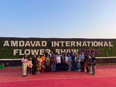 नेरवा: गुजरात में फ्लावर शो में चौपाल विधायक बलबीर सिंह वर्मा ने किया अवलोकन, राज्यपाल आचार्य देवव्रत भी रहे मौजूद