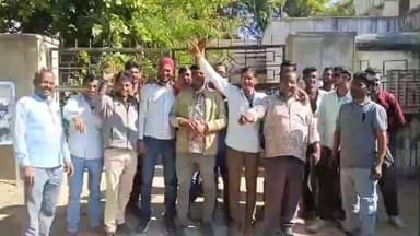 नसीराबाद: राष्ट्रीय राजमार्ग कोटा रोड चौराहे के दुकानदारों ने विद्युत विभाग कार्यालय के बाहर पहुंचकर जताई नाराजगी