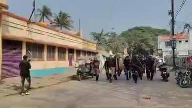 বেলডাঙা ১: বেলডাঙ্গা উত্তাল! পুলিশের লাঠিচার্জে ছত্রভঙ্গ জনতা, এলাকাজুড়ে কড়া নজরদারি