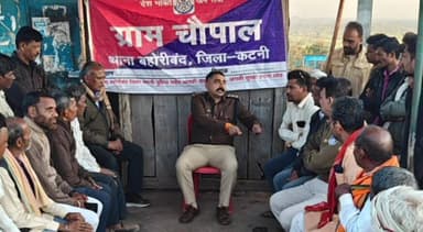 बहोरीबंद: ग्राम सिंदूरसी में बहोरीबंद पुलिस की चौपाल, सड़क सुरक्षा और साइबर अपराधों पर किया जागरूक