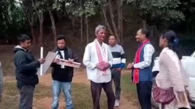 লক্ষীপুৰ: দেওলীত ৰাইজৰ লগত মত বিনিময় কৰে বিজেপি দলৰ প্ৰাৰ্থীত্ব প্ৰত্যাশী ধনজীৱ ৰাভাই