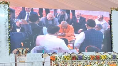 #चंन्दौली: उत्तर प्रदेश के मुख्यमंत्री योगी आदित्यनाथ ने भारत के मुख्य न्यायाधीश के साथ जमीन पर बैठकर किया भूमि पूजन.. द...