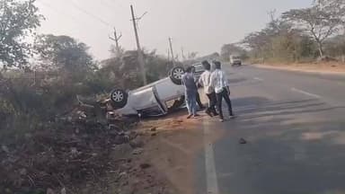 నూజివీడు బైపాస్ లో కారు అదుపుతప్పి బోల్తా ఇద్దరు వ్యక్తులకు స్వల్ప గాయాలు