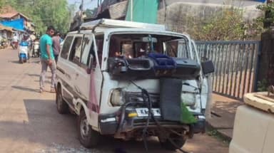 ಕುಮಟಾ: ಕುಮಟಾದಲ್ಲಿ ಶಾಲಾ ಮಕ್ಕಳನ್ನು ಸಾಗಿಸುತ್ತಿದ್ದ ಓಮ್ನಿ ಕಾರು ಅಪಘಾತವಾಗಿ ಐವರು ಗಾಯ