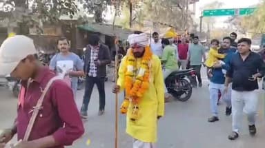 खालवा: मां नर्मदा परिक्रमा कर खालवा लौटे तीर्थ यात्री का हुआ स्वागत