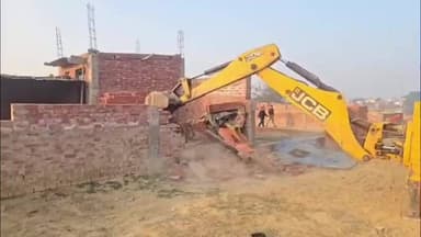 मैनपुरी: राजा के ताल पर किए गए अवैध कब्जे पर प्रशासन ने चलाया बुलडोजर