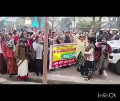 गोला गोकरणनाथ: गोला नगर में आशा बहुओं ने काली पट्टी बांधकर मानदेय बढ़ोतरी व सरकारी कर्मचारी का दर्जा देने की मांग को लेकर सौंपा ज्ञापन