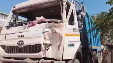 कुरडेग: कुरडेग के दर्रीडीह में दीवार तोड़कर स्कूल में घुसी हाईवा, स्कूल बंद होने से टला बड़ा हादसा