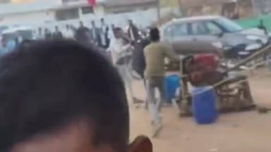 अजयगढ़: अजयगढ़ मेले में झूला ठेकेदार के गुर्गों का तांडव, पुलिस के सामने युवकों को लाठियों से पीटा