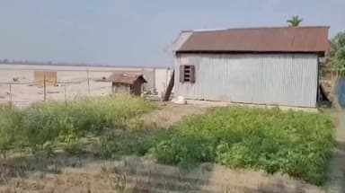 তুফানগঞ্জ ২: ছিট বড় লাউকুটি চান্দের মাটি এলাকায় সংকোশ এবং গঙ্গাধর নদীর ভাঙ্গনে বিধ্বস্ত বাসিন্দারা বাঁধের দাবি তুলছেন