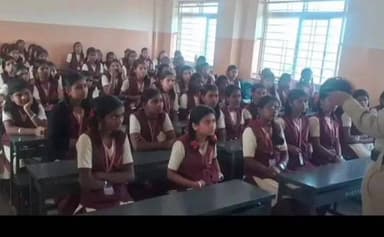 ಮುಧೋಳ: ಲೋಕಾಪುರ,ಮುಧೋಳದಲ್ಲಿ ವಿದ್ಯಾರ್ಥಿಗಳಲ್ಲಿ ವಿವಿಧ ಕಾನೂನುಗಳ ಕುರಿತು ಜಾಗೃತಿ ಮೂಡಿಸಿದ ಪೊಲೀಸರು