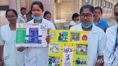 చెన్నూరు: పట్టణంలోని కూరగాయల మార్కెట్ ఆవరణంలో పరిసరాలను పరిశుభ్రంగా ఉంచుకోవాలనీ అవగాహన కల్పించిన ప్రభుత్వఆస్పత్రి సిబ్బంది