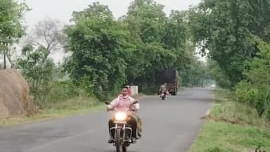 तुमसर: खड्डे चुकविण्याच्या नादात विद्यार्थ्यांची व्हॅन उलटली; खैरलांजी जवळील अपघातात विद्यार्थी जखमी, प्रशासनाविरुद्ध संताप