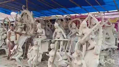 परसा: परसा में बसंत पंचमी के लिए मूर्ति निर्माण अंतिम चरण में, शिल्पकारों की मेहनत रंग लाने को तैयार