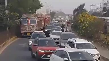 ఇబ్రహీంపట్నం హైవేపై ట్రాఫిక్కు పర్యవేక్షించిన ఏడిసిపి గుణ్ణం రామకృష్ణ