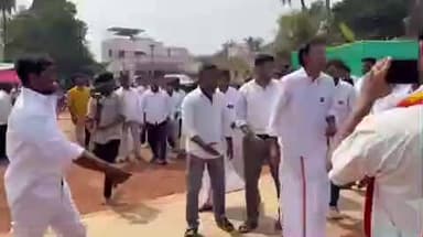 திருச்செங்கோடு: கூட்டப்பள்ளியில் கிரிக்கெட் விளையாடி பொங்கல் போட்டியை அருண்ராஜ் தொடங்கி வைத்தார்