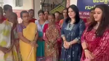 ಗುಳೇದಗುಡ್ಡ: ಪಟ್ಟಣದ ಕೋಟೆಕಲ್ ಪಿಕೆಪಿಎಸ್ ಕೈಮಗ್ಗ ನೇಕಾರರ ಉತ್ಪನ್ನಗಳ ಉತ್ಪಾದನಾ ಕೇಂದ್ರಕ್ಕೆ ನಟಿ ಪೂಜಾ ಗಾಂಧಿ ಭೇಟಿ