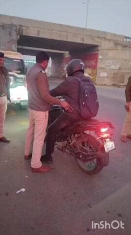 घोसवरी: घोसवरी पुलिस ने थाना क्षेत्र के विभिन्न चौराहों पर चलाया सघन वाहन जांच अभियान